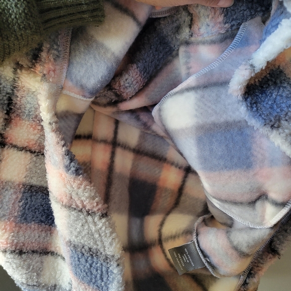 Berkley Jensen Women's Plaid Button-up XL Coat Blue Cream Pink Fuzzy Pockets - Picture 9 of 11